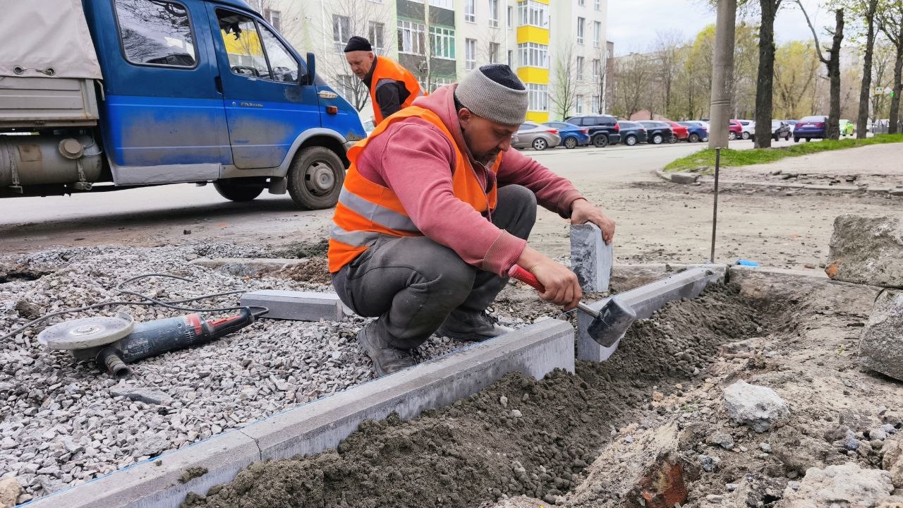 Комунальники продовжують відновлювати тротуар вздовж вулиці Біблика